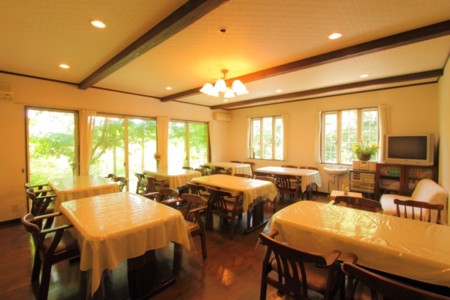 自然豊かな緑に心癒されるダイニングルーム