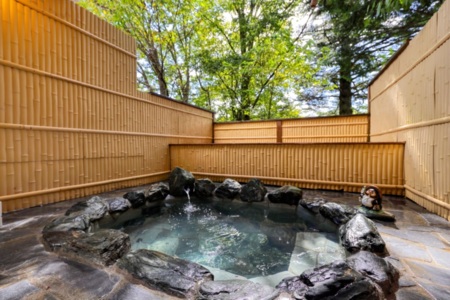 打たせ湯付の広い温泉露天風呂