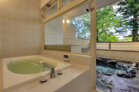 内風呂併設の広い温泉露天風呂