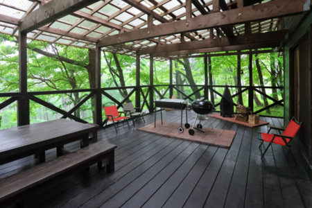 広いテラスを楽しんで