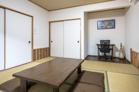 和室 別角度から デスクあります