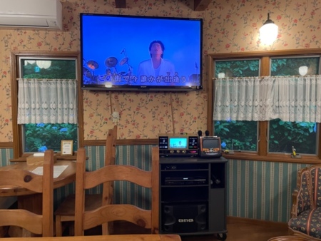 プロ仕様のカラオケお楽しみください。