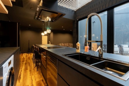 部屋全体を見渡せて料理が楽しめるキッチン