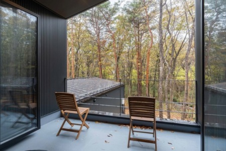 自然の空気を吸ってまったりできるベランダ