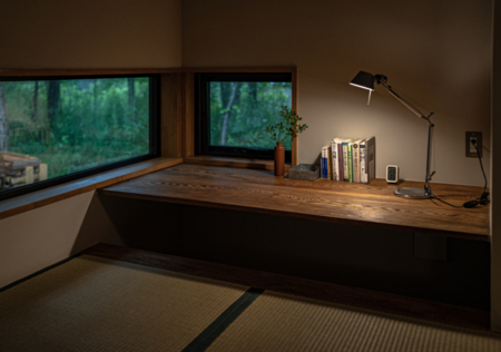 窓辺の書院机コーナー