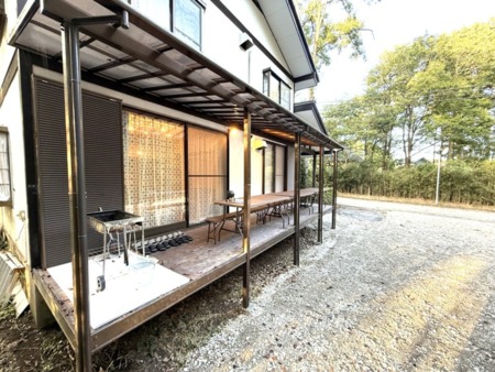 屋根付きデッキ上でBBQも楽しめます！