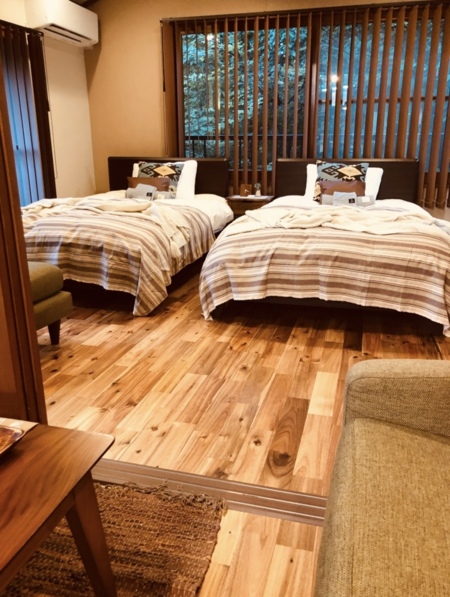 二階寝室セミダブル２台