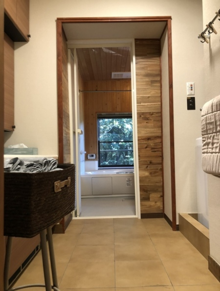 洗面脱衣所からのバスルーム