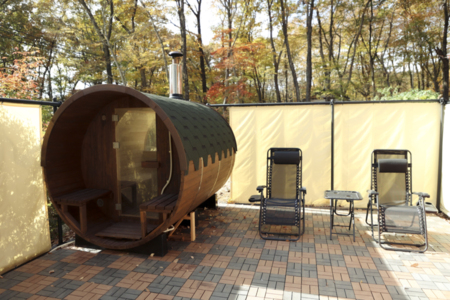 薪式バレルサウナとインフィニティチェア４